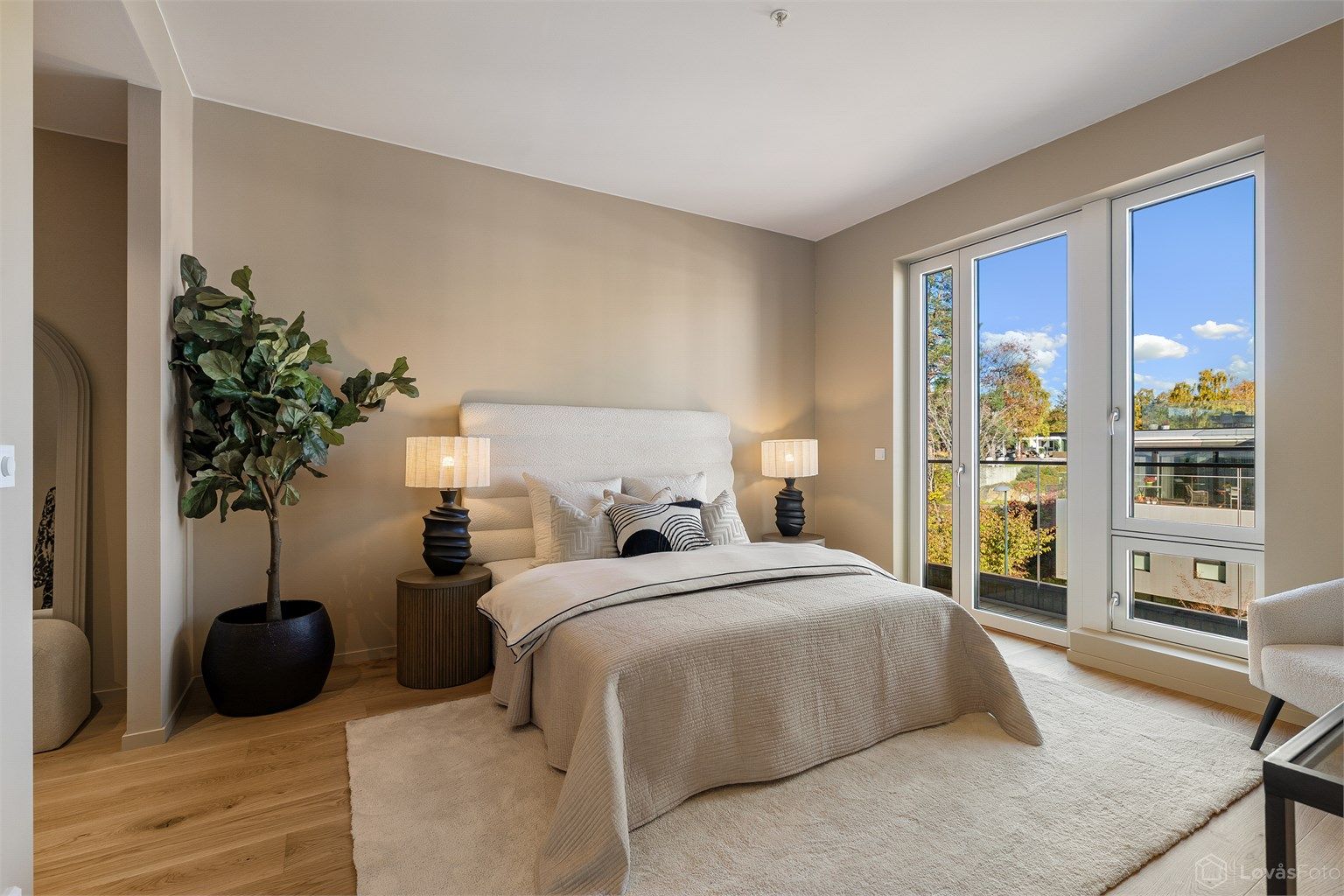 Egen flott masteravdeling med stort soverom, garderobedel, fransk balkong og bad, som gir en egen «hotell-suite stemning»