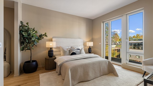 Egen flott masteravdeling med stort soverom, garderobedel, fransk balkong og bad, som gir en egen «hotell-suite stemning»