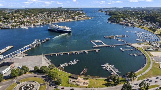 Rett sør, ca. 200 meter i luftlinje, finner du byens populære brygge med flere restauranter og et yrende folkeliv. Ønsker du en forfriskende dukkert, finnes det flere bademuligheter, blant annet i Sandefjords bybad og på populære Strømbadet.
