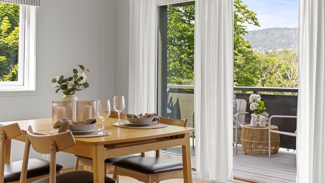Fra hovedetasjen kommer du rett ut til en av balkongene