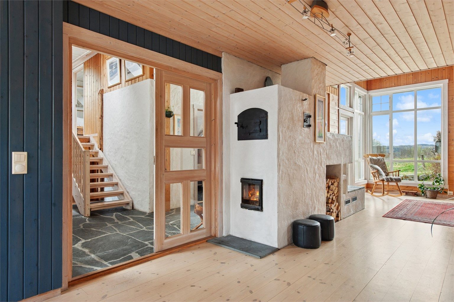 Hovedhuset kombinerer en mindre del eldre bygningsmasse med et stort tilbygg fra rundt år 2000.