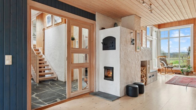 Hovedhuset kombinerer en mindre del eldre bygningsmasse med et stort tilbygg fra rundt år 2000.