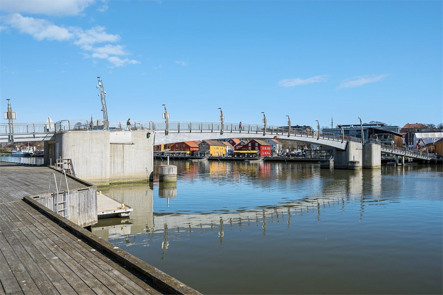 Kun en kort rusletur over brua til Tønsberg brygge. 