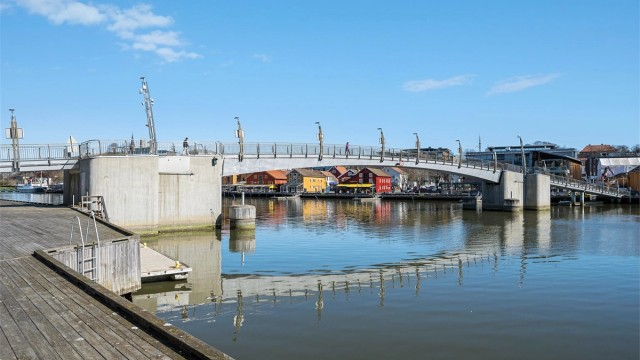 Kun en kort rusletur over brua til Tønsberg brygge.