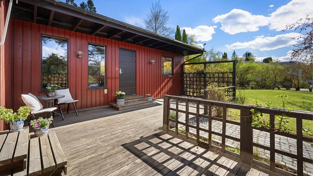 Den store markterrassen på 30 m² er et herlig uterom med god plass til sittegrupper.