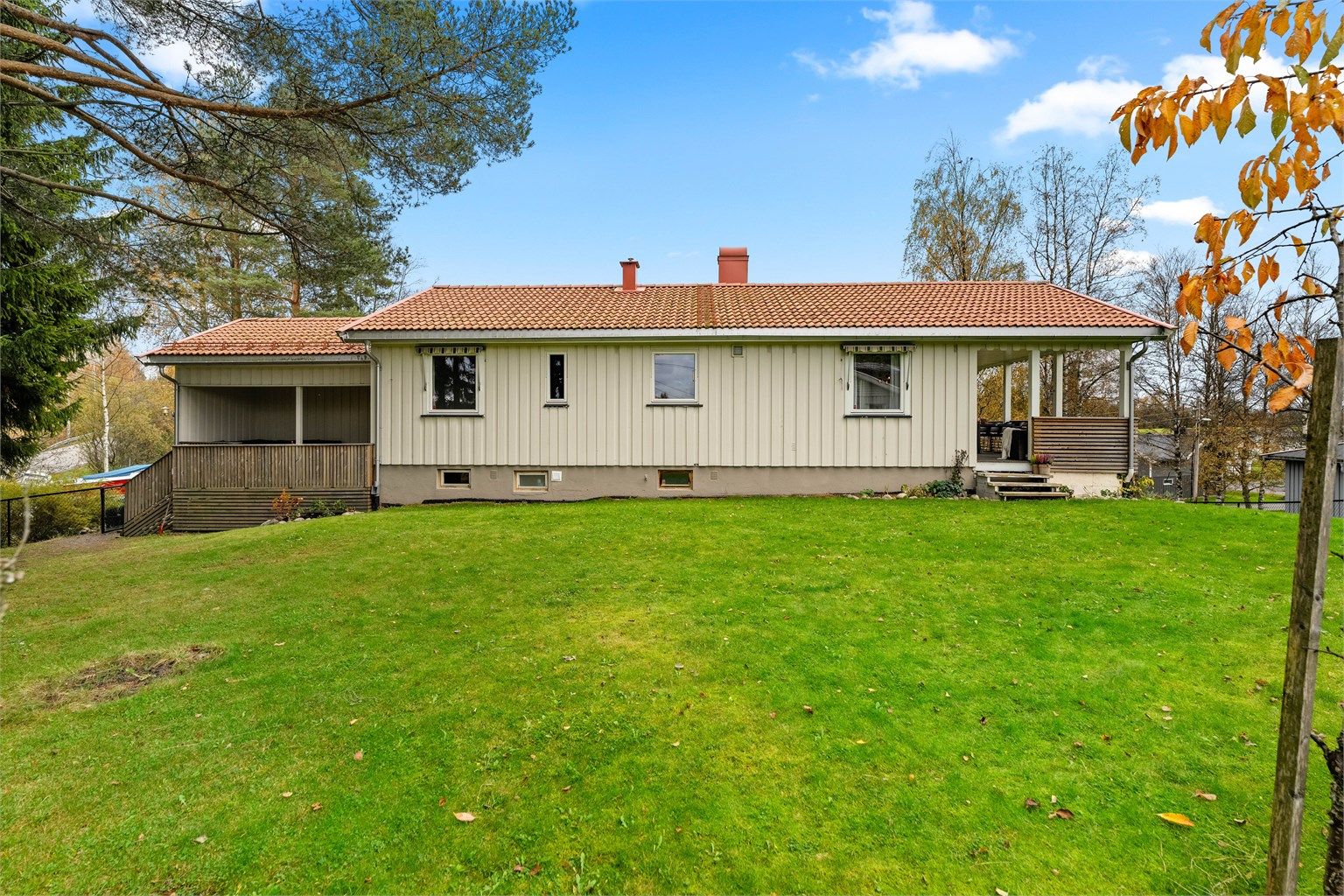 Boligen har terrasser i begge ender av bygget.