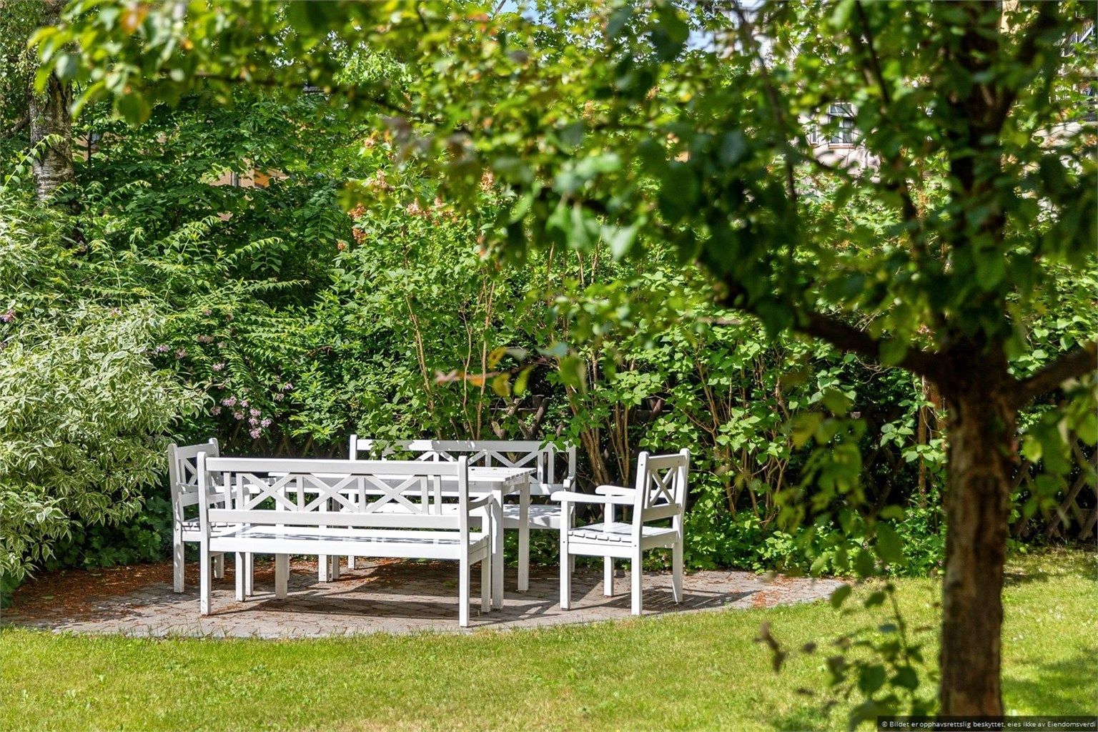 Borettslaget har en meget hyggelig bakgård med sittegrupper pen og sykkelparkering.