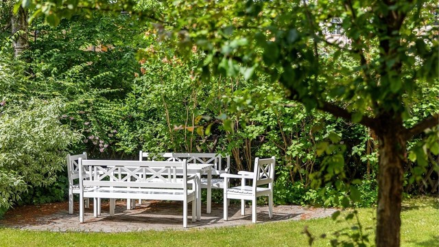 Borettslaget har en meget hyggelig bakgård med sittegrupper pen og sykkelparkering.