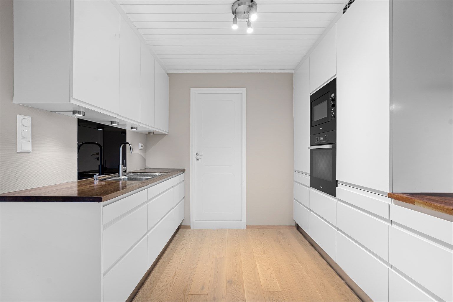 Innholdsrikt kjøkken fra HTH som ble satt inn i 2010. Rett frem finner du et praktisk separat vaskerom. 