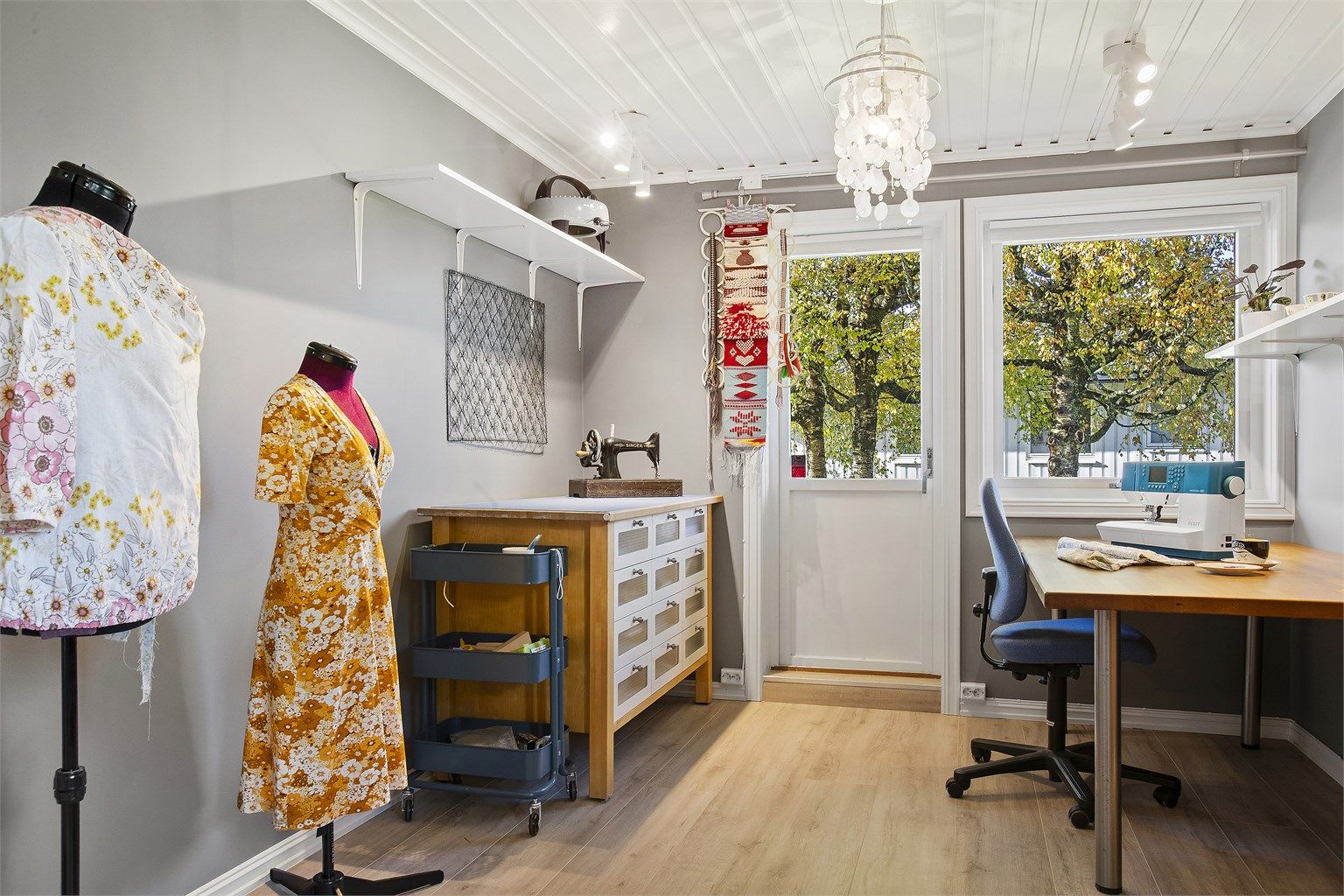 Rommet gir fleksible bruksmuligheter for hobby og aktiviteter.
