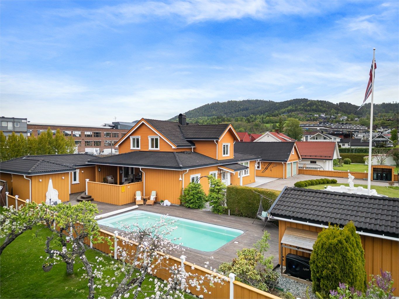Pent bassengområde med praktisk adkomst til eget sidebygning med bad, badstue og trimrom fra 2019