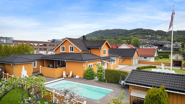Pent bassengområde med praktisk adkomst til eget sidebygning med bad, badstue og trimrom fra 2019