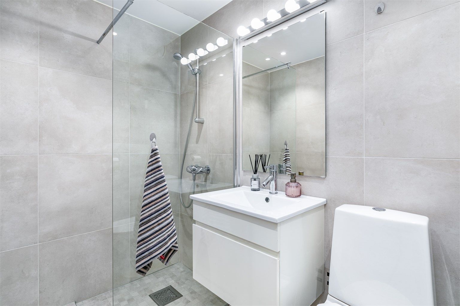 Badet ble renovert i 2020. Baderomsmøblene er videreført fra tidligere bad.