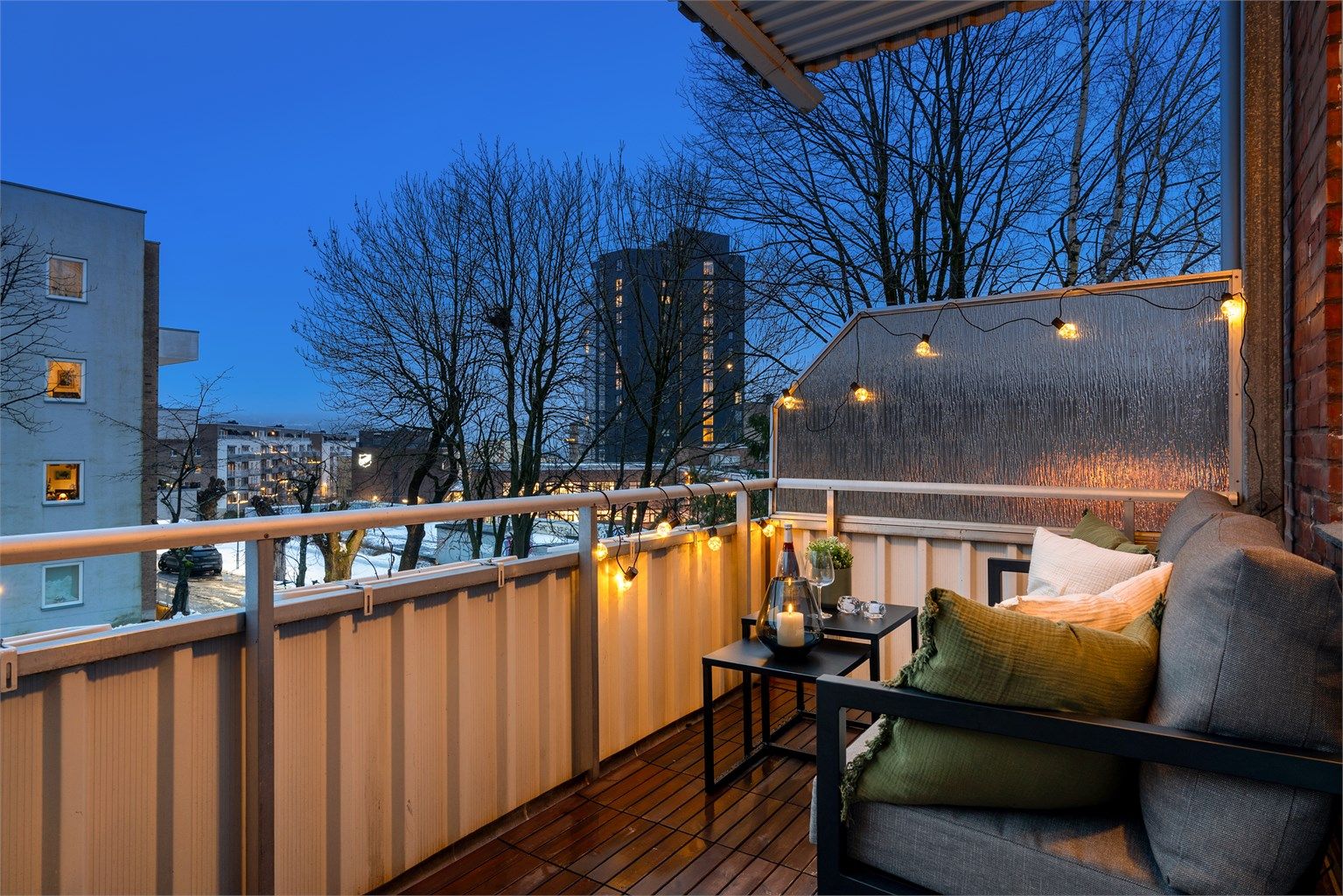 Den sydvendte orienteringen er ideell for å nyte varme dager utendørs.