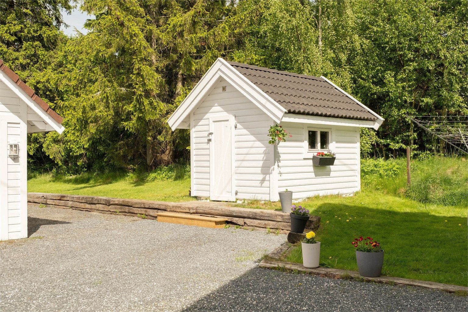 Fra garasjen er det lagt inn strøm til uthuset, som tidligere har vært benyttet til hønsehold.