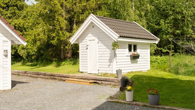 Fra garasjen er det lagt inn strøm til uthuset, som tidligere har vært benyttet til hønsehold.