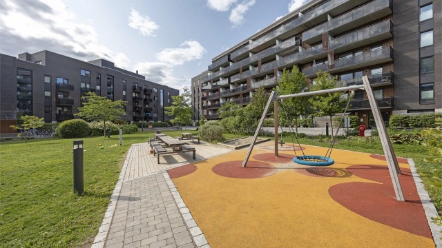 Nydelig felles indre gårdsrom med lekeapparater, sittebenker og grill, sykkelparkering, asfalterte lysbelagte stier og grønne områder med gressplen, prydbusker, trær og diverse beplantning