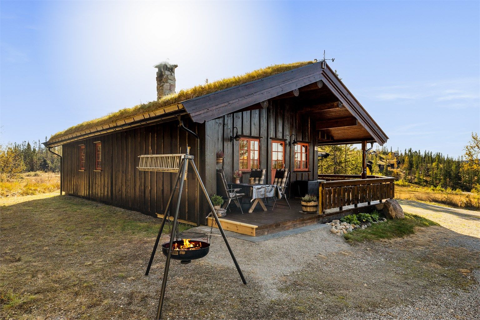Fra stuen er det utgang til en stor, vestvendt terrasse på 39 m².