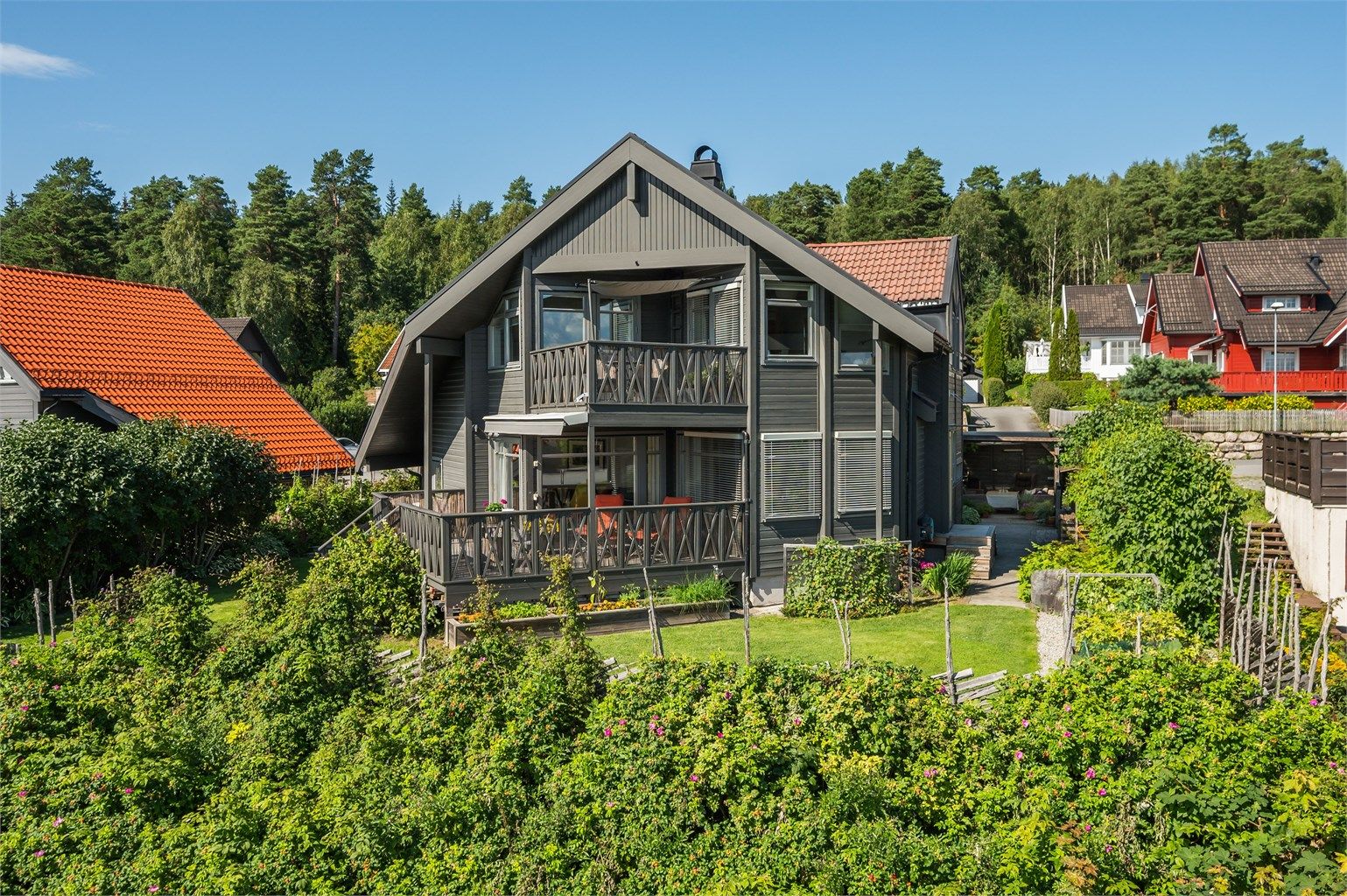 Nyt beliggenheten med flott mjøsutsikt og Furuberget som nærmeste nabo.