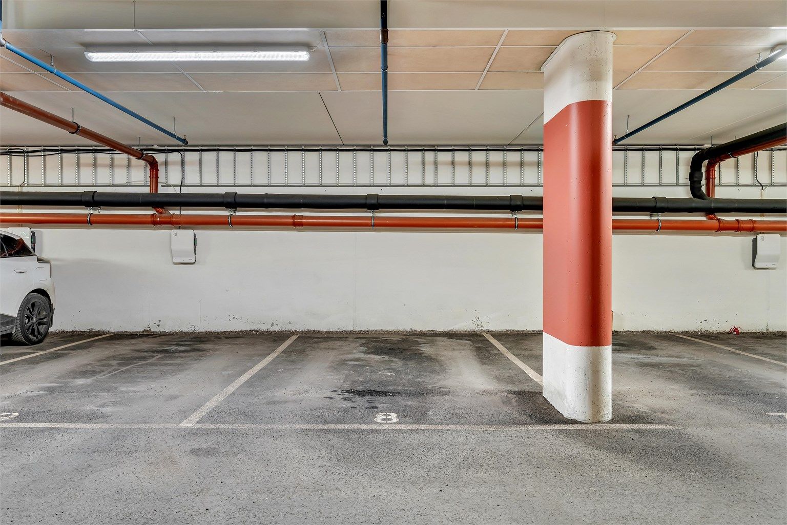 Det medfølger parkeringsplass i felles garasjeanlegg