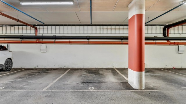 Det medfølger parkeringsplass i felles garasjeanlegg