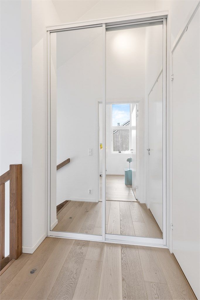 I annen etasje er det to soverom, bad og en praktisk skyvedørsgarderobe.