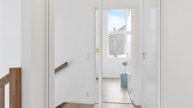 I annen etasje er det to soverom, bad og en praktisk skyvedørsgarderobe.