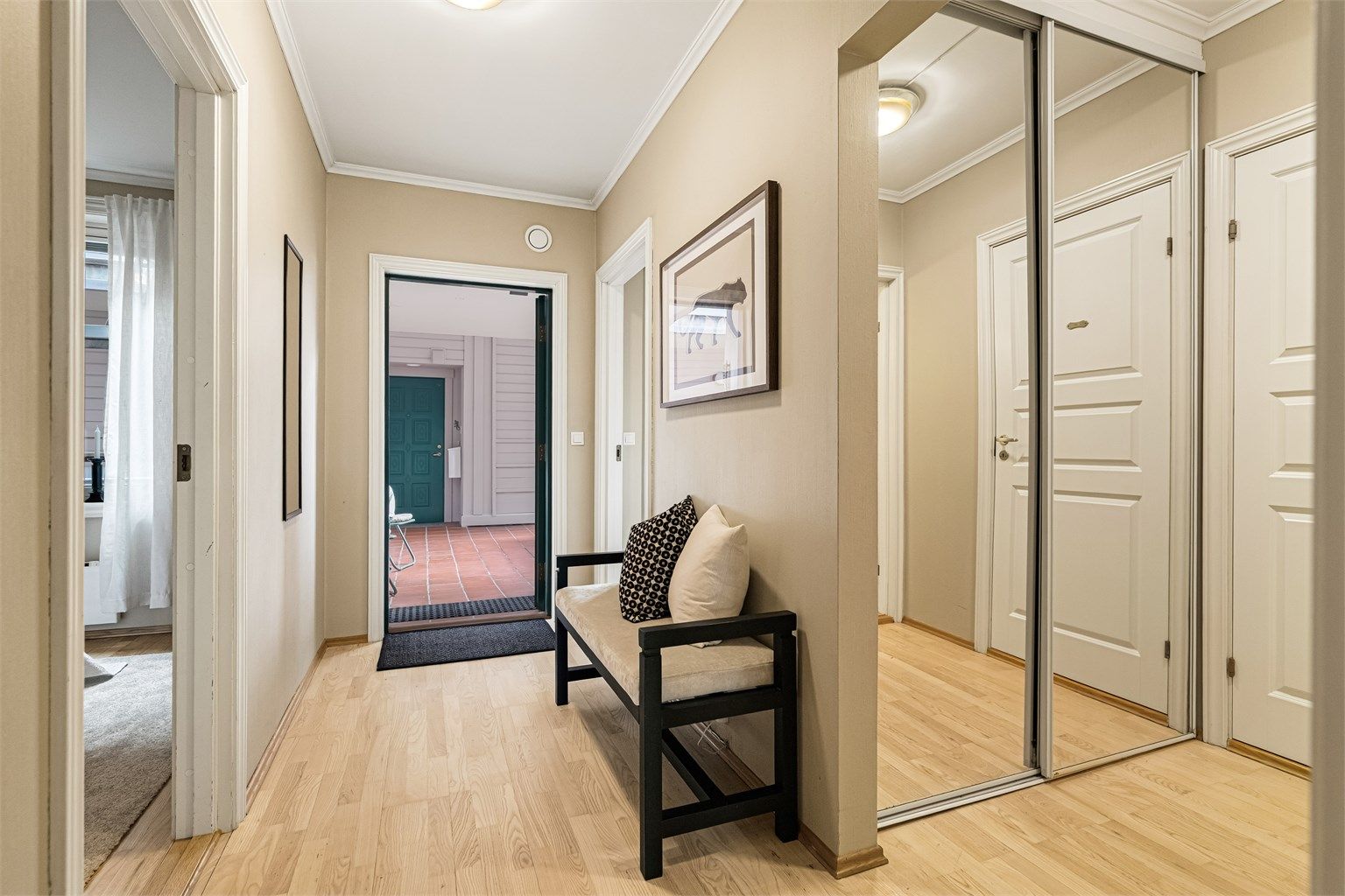 Entré/gang med skyvedørsgarderobe med speilfronter