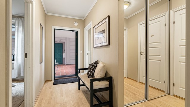 Entré/gang med skyvedørsgarderobe med speilfronter