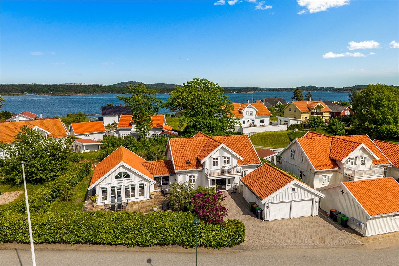 Huset har en stil som passer ved sjøen - Innvendig er er det enkelt, frisk og lyst.