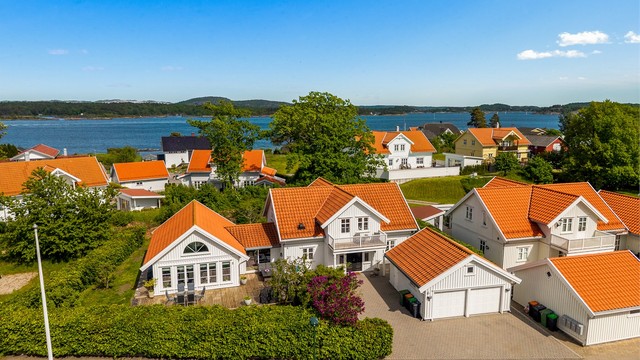 Huset har en stil som passer ved sjøen - Innvendig er er det enkelt, frisk og lyst.