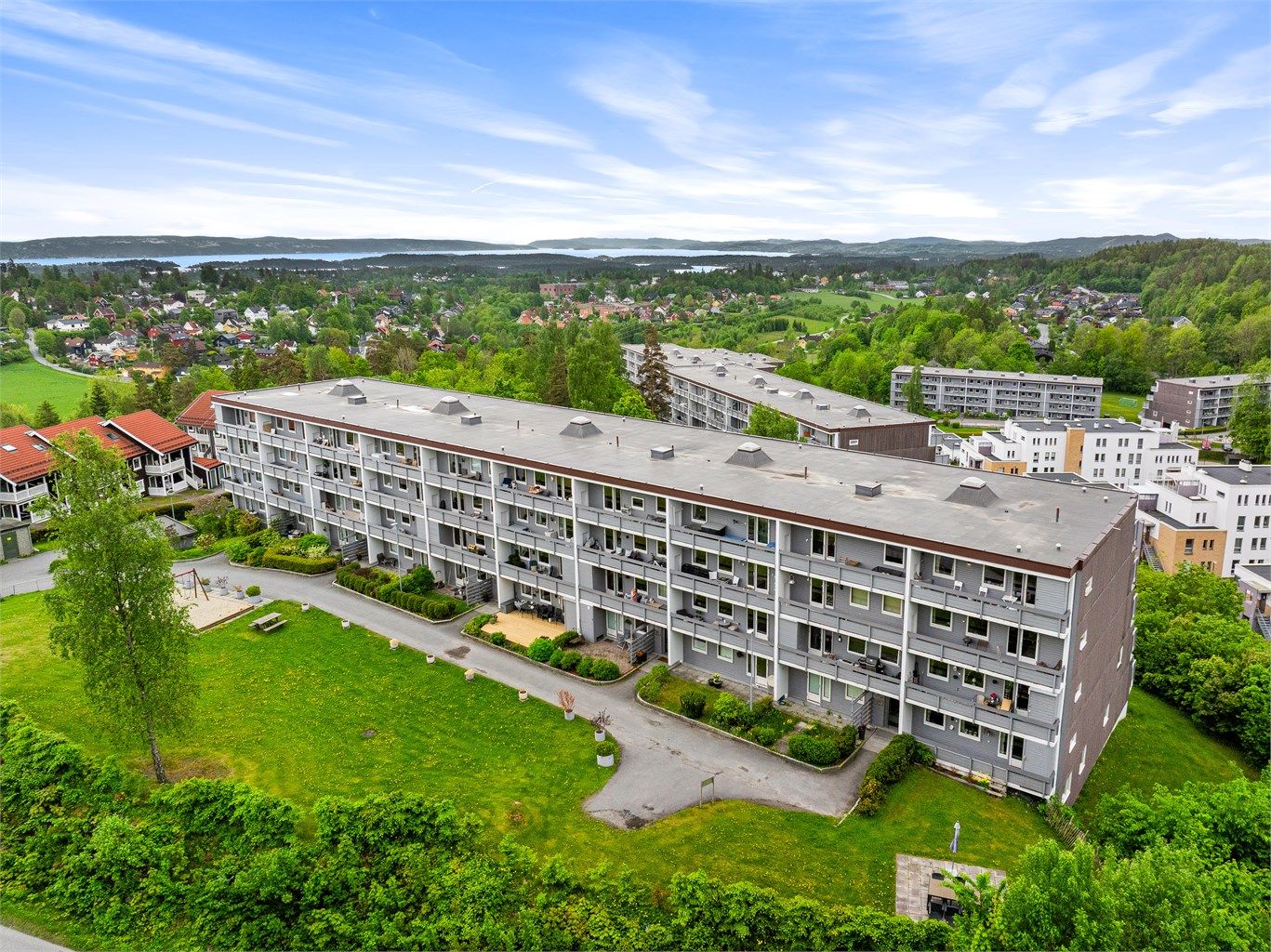 Dette er et område som kombinerer Bærumsmarkas umiddelbare nærhet med en tilbaketrukket og rolig atmosfære. Her bor du i naturskjønne omgivelser med et rikt nettverk av turstier rett utenfor døren, som fører til populære turmål som Dælivann, Kolsåstoppen 