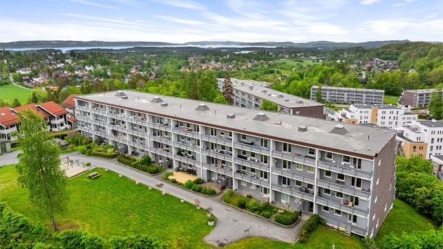 Dette er et område som kombinerer Bærumsmarkas umiddelbare nærhet med en tilbaketrukket og rolig atmosfære. Her bor du i naturskjønne omgivelser med et rikt nettverk av turstier rett utenfor døren, som fører til populære turmål som Dælivann, Kolsåstoppen
