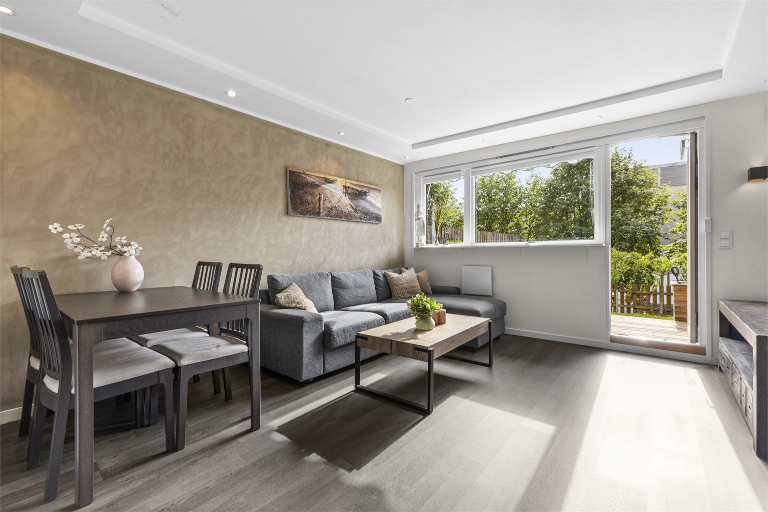  Store vindusflater sørger for rikelig med lysinnslipp og bidrar til en lys og luftig atmosfære i boligen. 