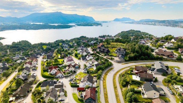 Dronebilde over deler av boligområdet på Skåthaugen tatt mot sydvest