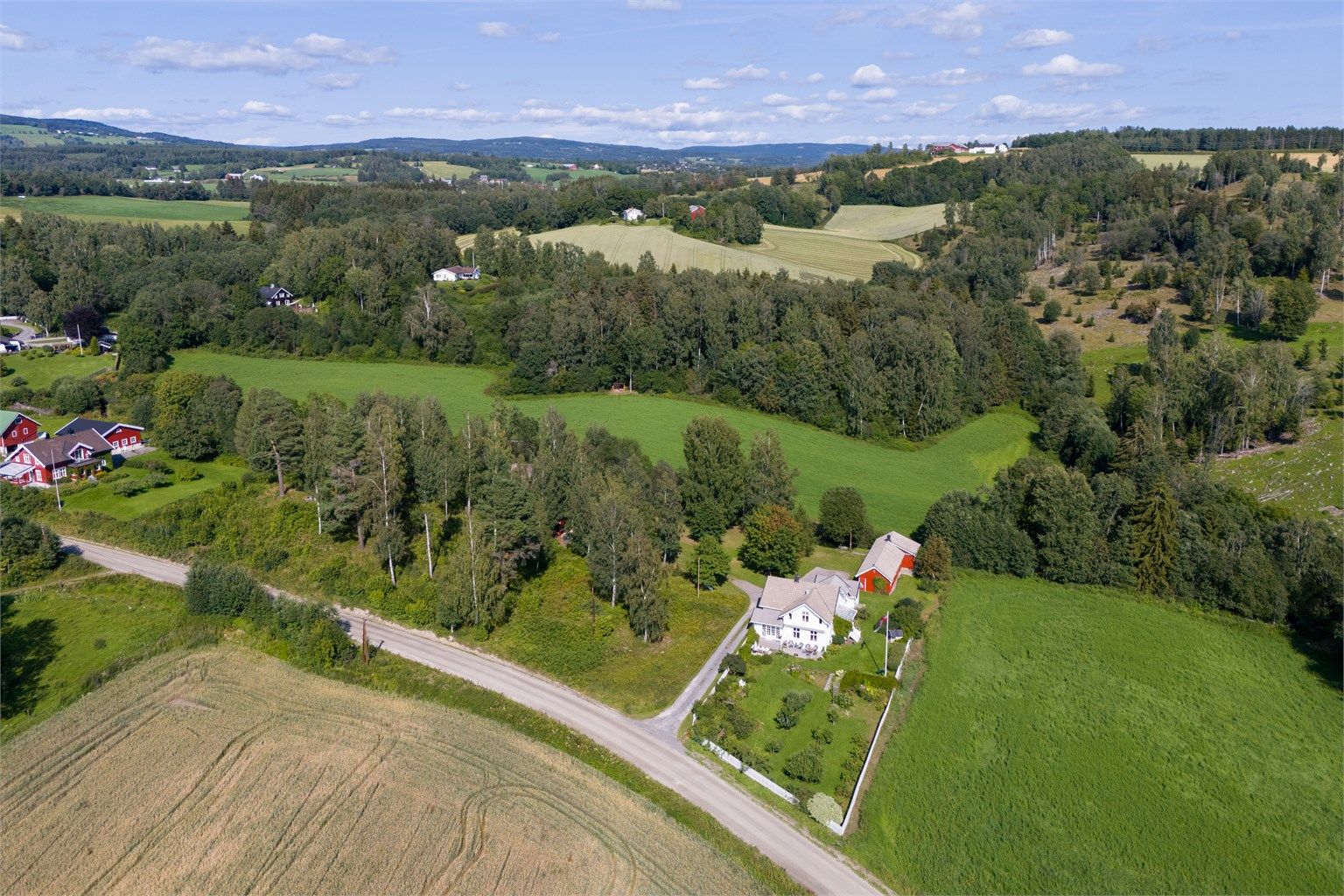 Eiendommen ligger flott  til i landlige omgivelser 