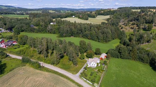 Eiendommen ligger flott til i landlige omgivelser