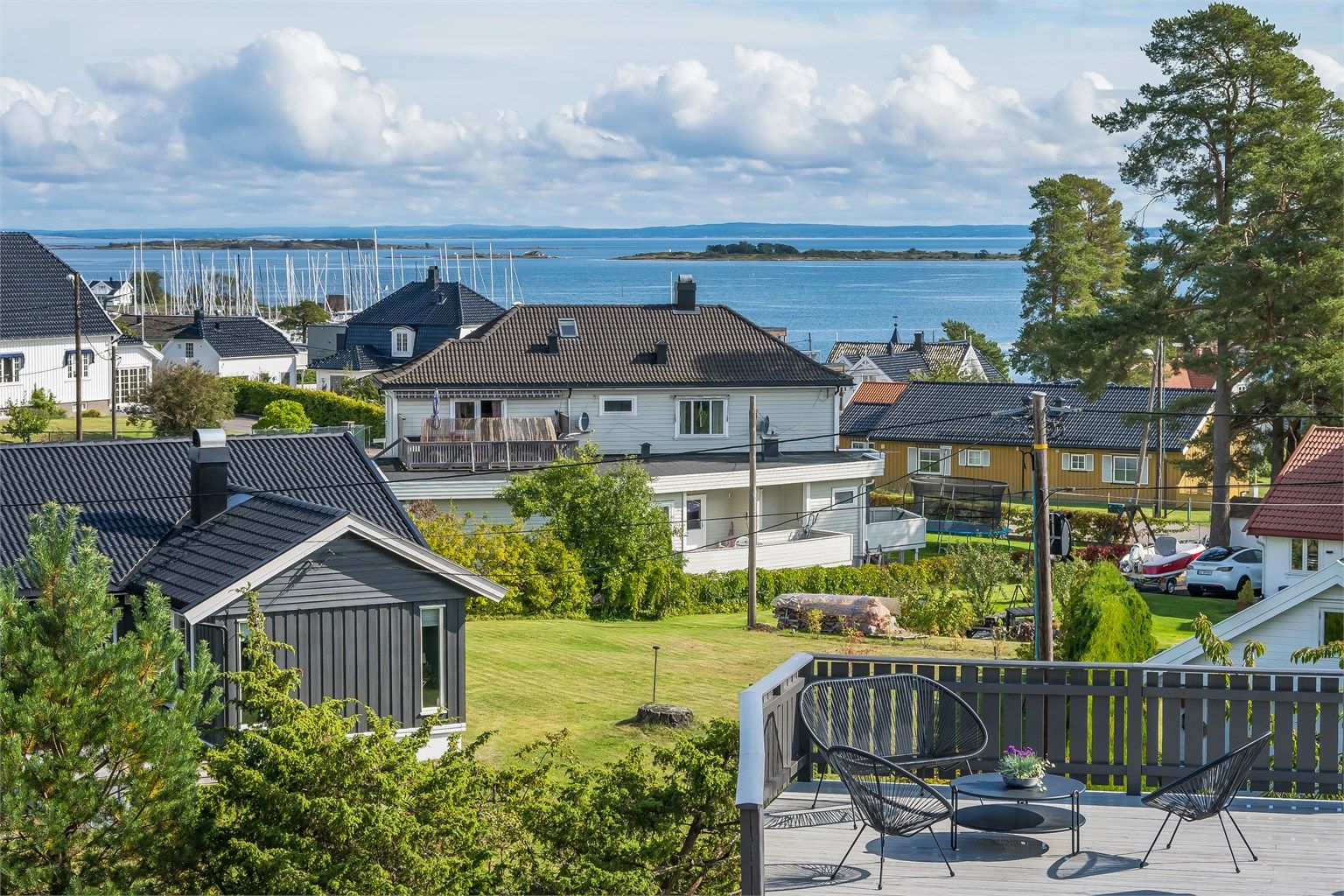 Her bor du med kort vei til sjøen, flotte turområder og strand. 