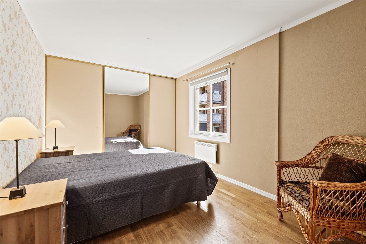Stor skyvedørsgarderobe med speilfront, gir godt med oppbevaringsplass på soverommet. 