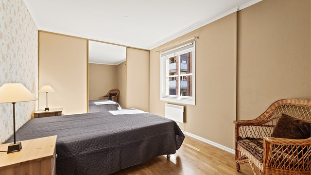 Stor skyvedørsgarderobe med speilfront, gir godt med oppbevaringsplass på soverommet.