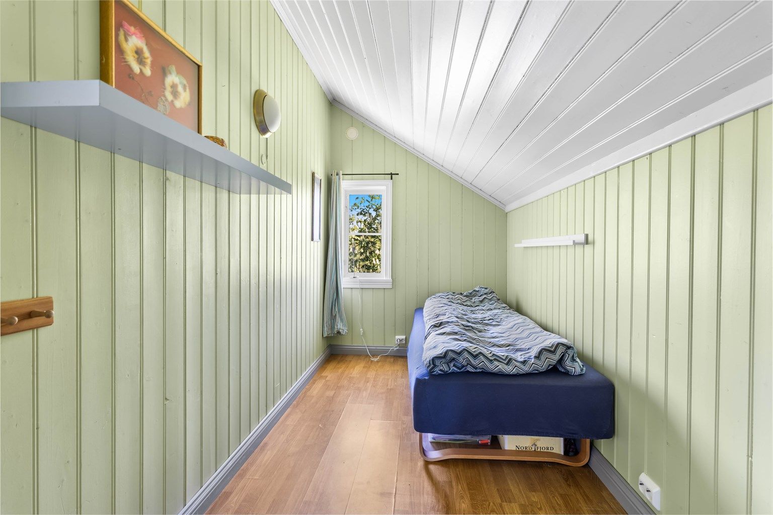 Loftsetasjen har rom med skråtak som gir en lun og koselig atmosfære.