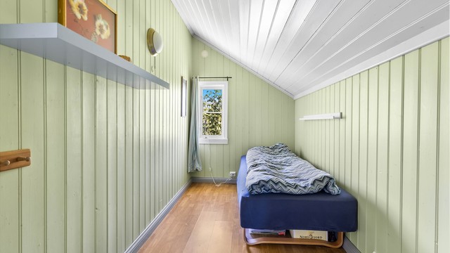 Loftsetasjen har rom med skråtak som gir en lun og koselig atmosfære.
