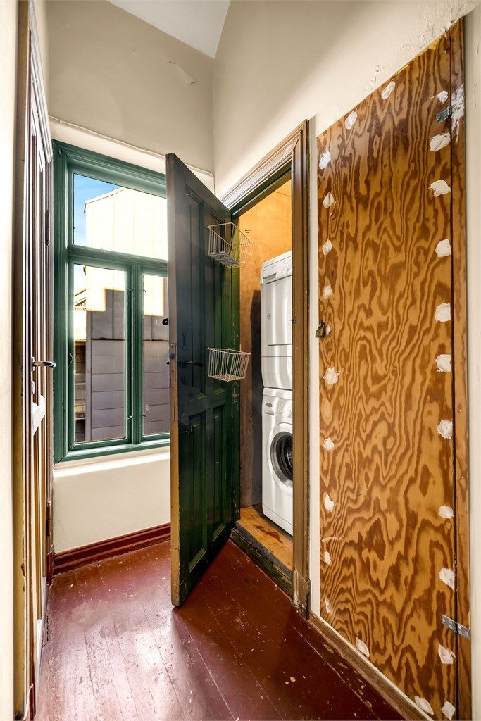 Opplegg og plass for vaskemaskin og tørketrommel befinner seg i eget vaskerom/trappebod en halv etasje opp fra leiligheten, via baktrapp utenfor soverommet.