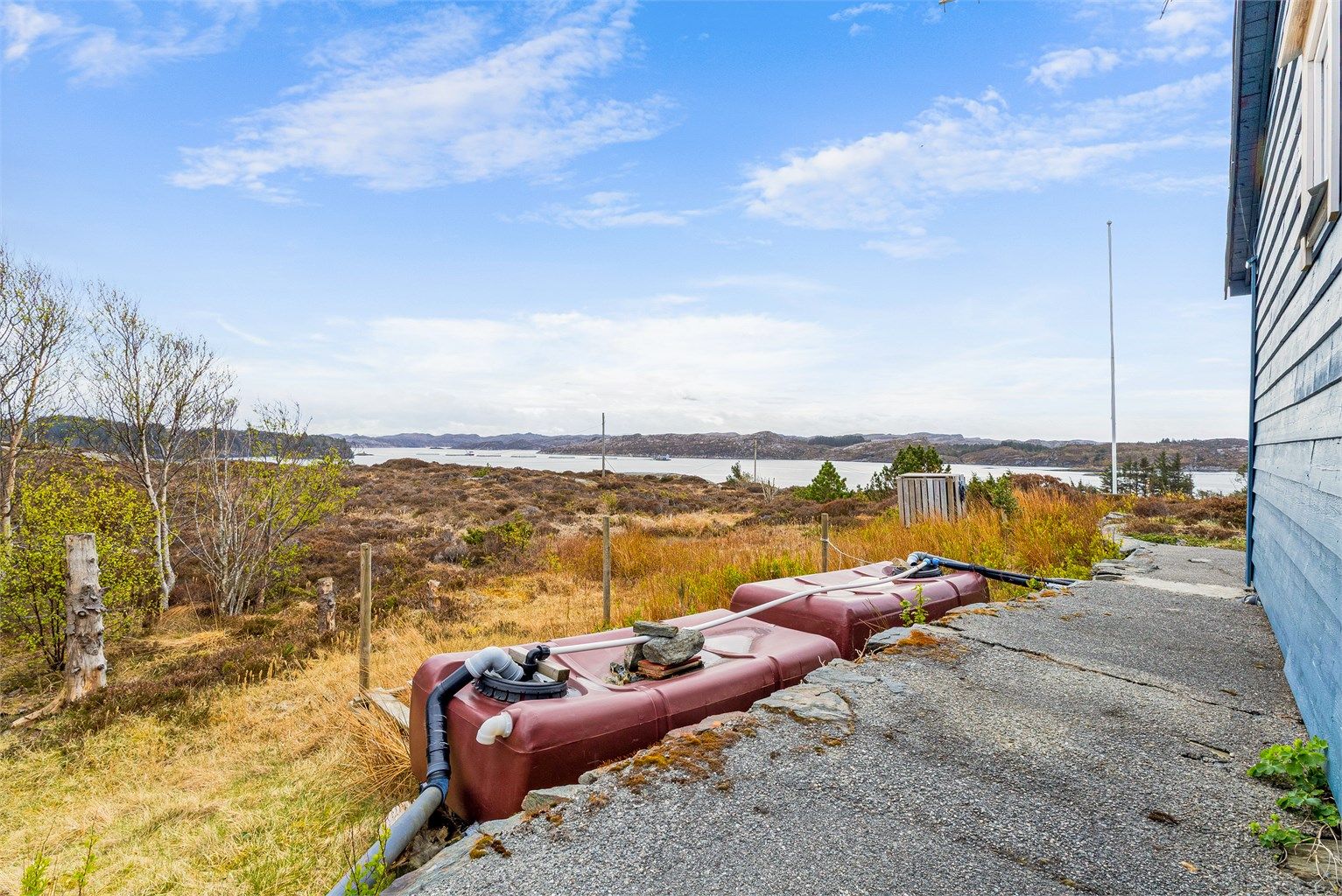 Hytten har vannforsyning fra takvann lagret på tanker og som pumpes inn i varmtvannstanken. Det foreligger ingen dokumentasjon på vannkvalitet.