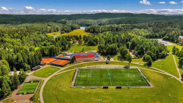 Haraløkka - idrettsplass og inngang til Østmarka! Her har du to kunstgressbaner, ballbinge, 200 meters løpebane og tufte-park! I tillegg har du tennisklubb!