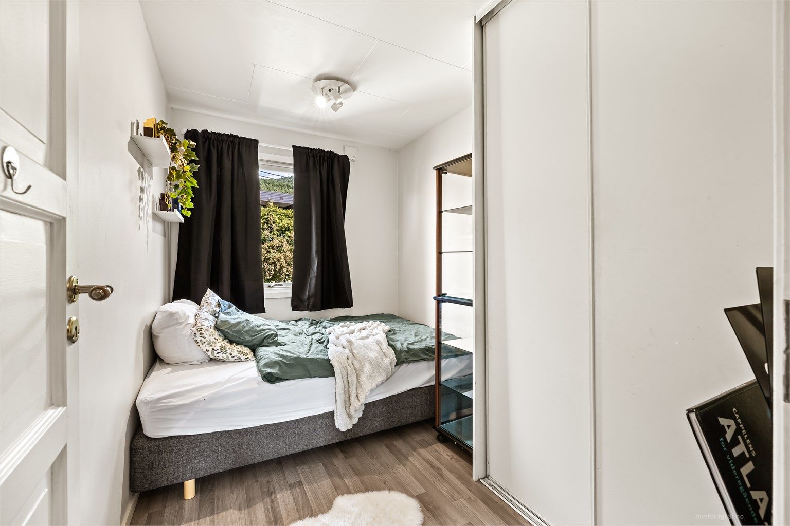 Soverom 2 med skyvedørsgarderobe.
