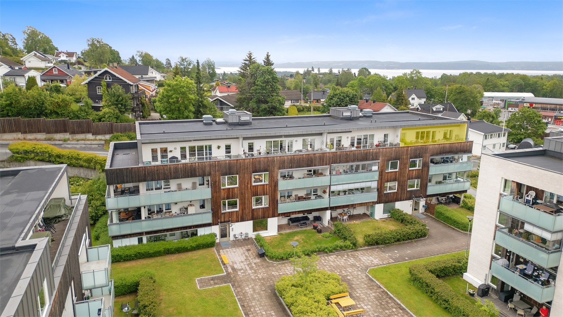 Pen topp- og endeleilighet, 3(4)-roms med solrik balkong. Med boligen følger 1 nummerert garasjeplass og 1 parkeringsplass ute.