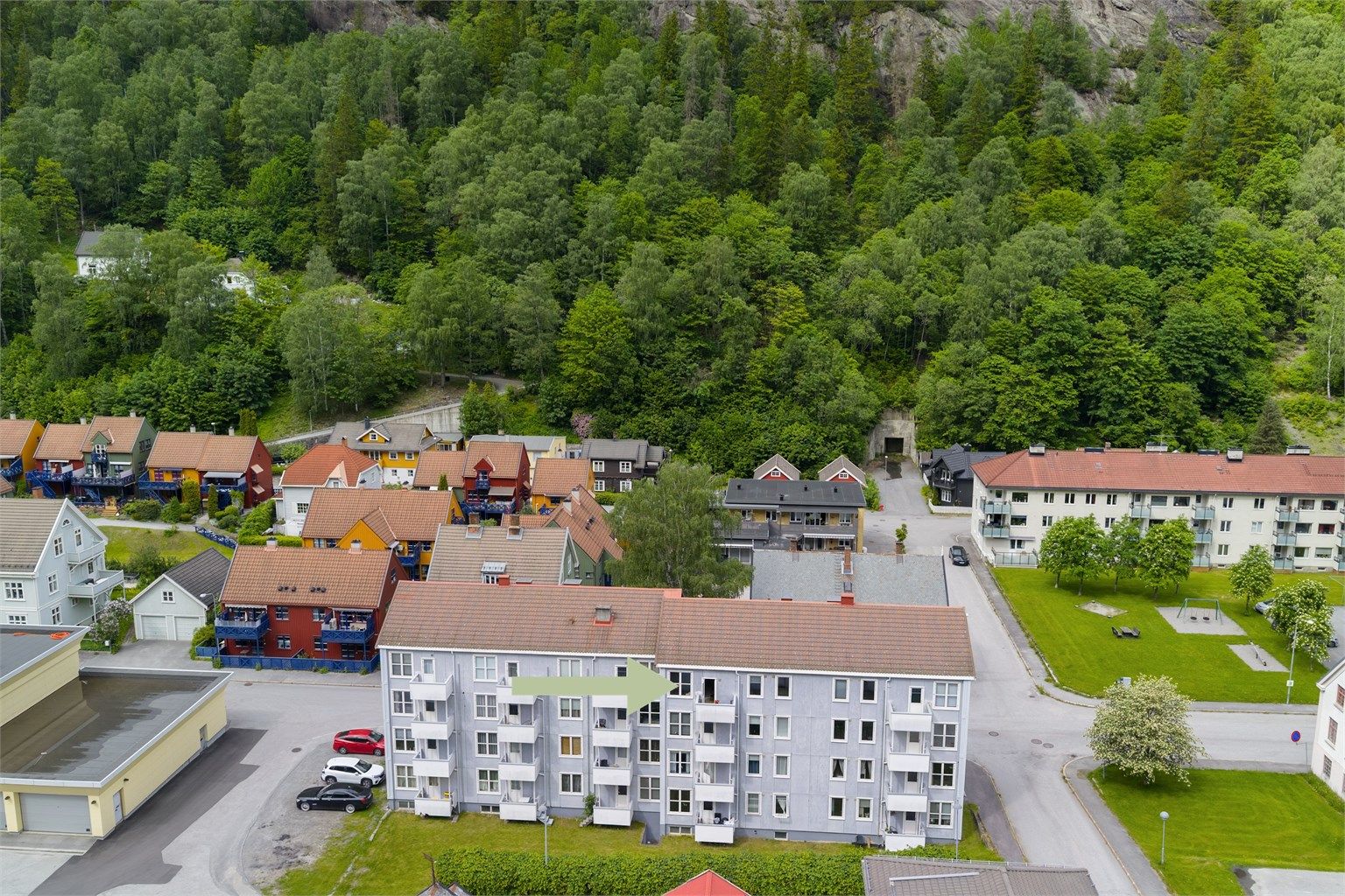 Leiligheten ligger i Rjukan sentrum. Foto: Fjellmedia