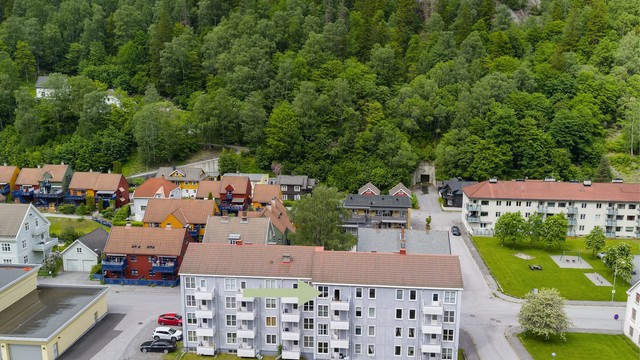 Leiligheten ligger i Rjukan sentrum. Foto: Fjellmedia