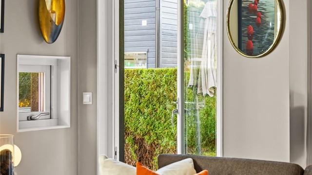 Terrassedøren med glassfelt gir direkte adkomst fra stuen ut til uteplassen.